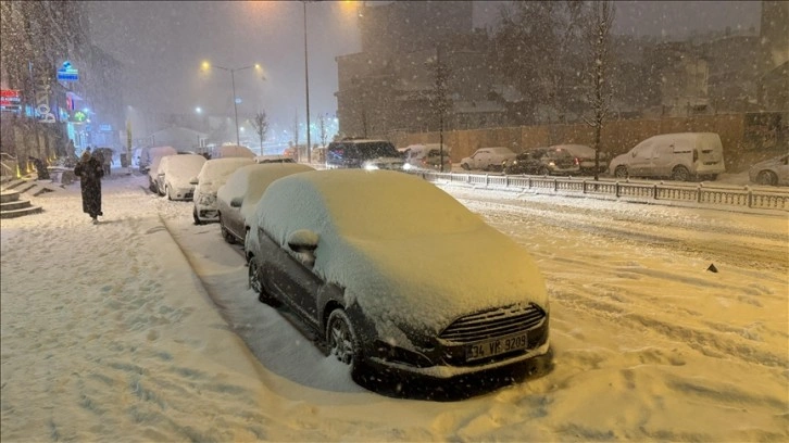 Erzurum'da yoğun kar yağışı ve tipi etkili oluyor