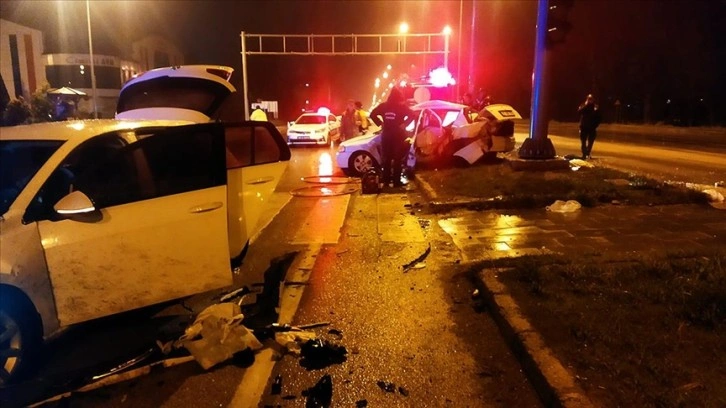 Erzurum'daki trafik kazasında 3 kişi hayatını kaybetti, 5 kişi yaralandı