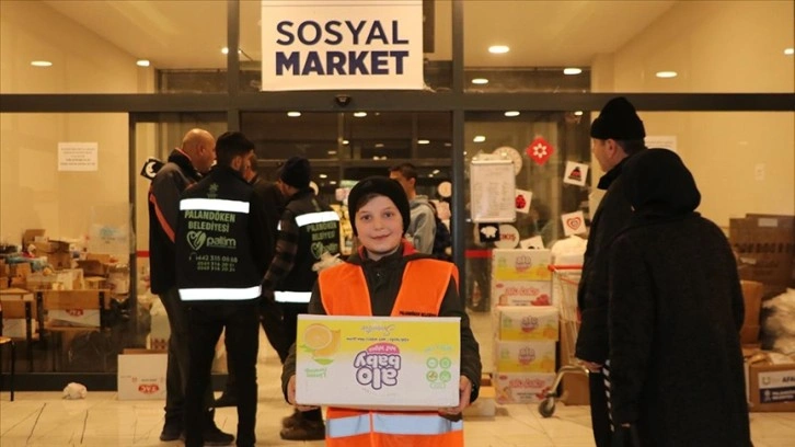 Erzurumlu 10 yaşındaki Miraç, depremzedeler için gönüllü çalışmasıyla örnek oluyor