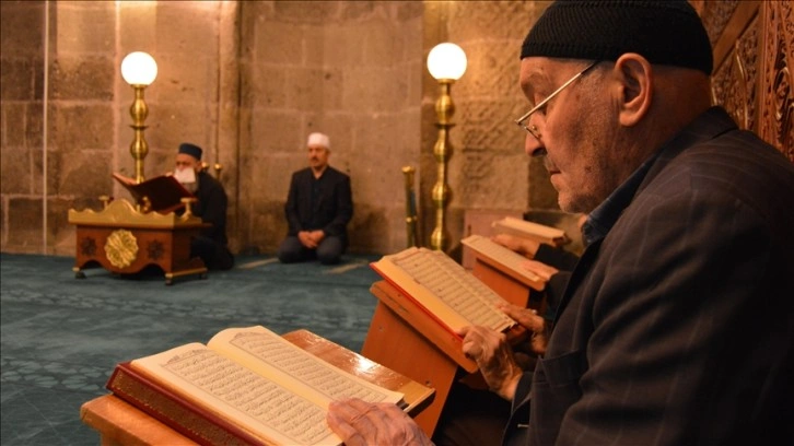 Erzurumlu hafızlar tarihi camilerde mukabele geleneğini yaşatıyor