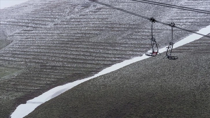 Erzurum'un yüksek kesimlerinde kar ve sis etkili oldu