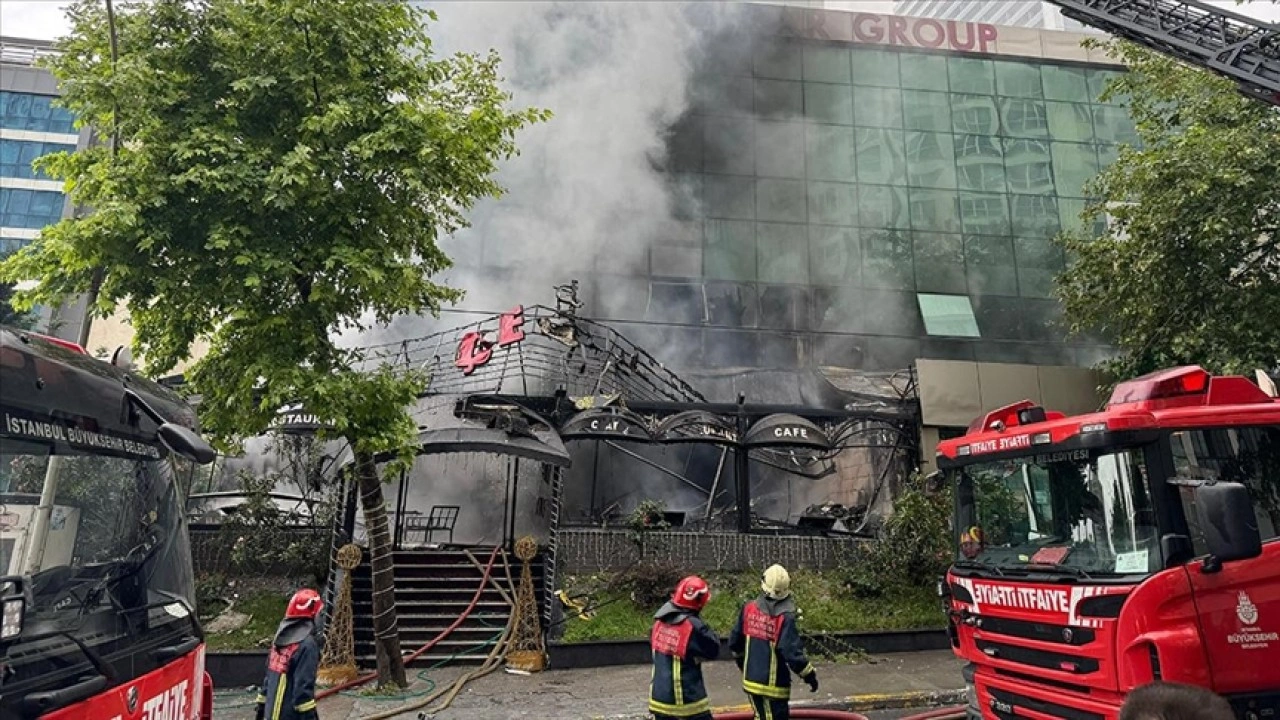 Esenyurt'ta bir binada çıkan yangına müdahale ediliyor