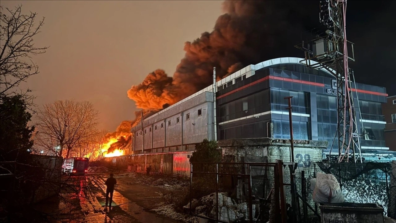 Esenyurt'ta &ccedil;ıkan fabrika yangınına m&uuml;dahale s&uuml;r&uuml;yor