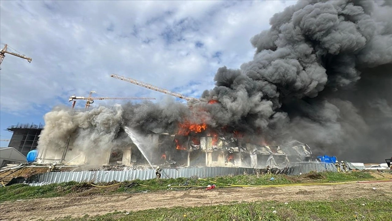 Esenyurt'ta iş&ccedil;i konteynerinde yangın &ccedil;ıktı