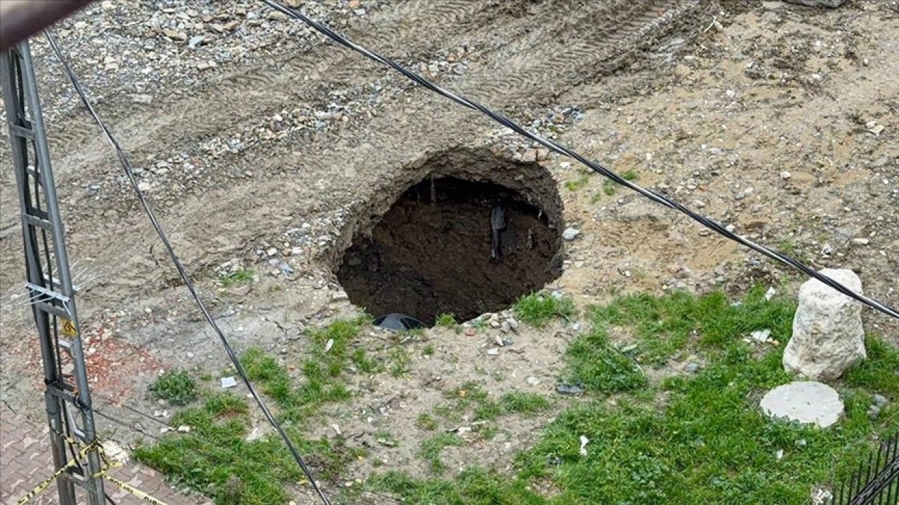 Esenyurt'ta park halindeki otomobilin &ccedil;ukura d&uuml;şmesi cep telefonu kamerasında