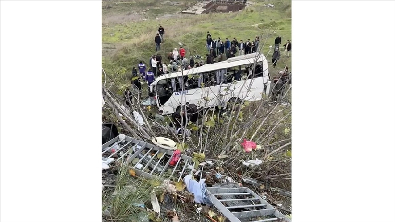 Esenyurt'ta servis midib&uuml;s&uuml; devrildi