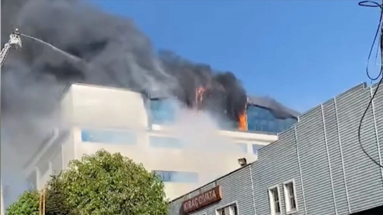 Esenyurt'ta tekstil atölyesinde çıkan yangına itfaiye müdahale ediyor