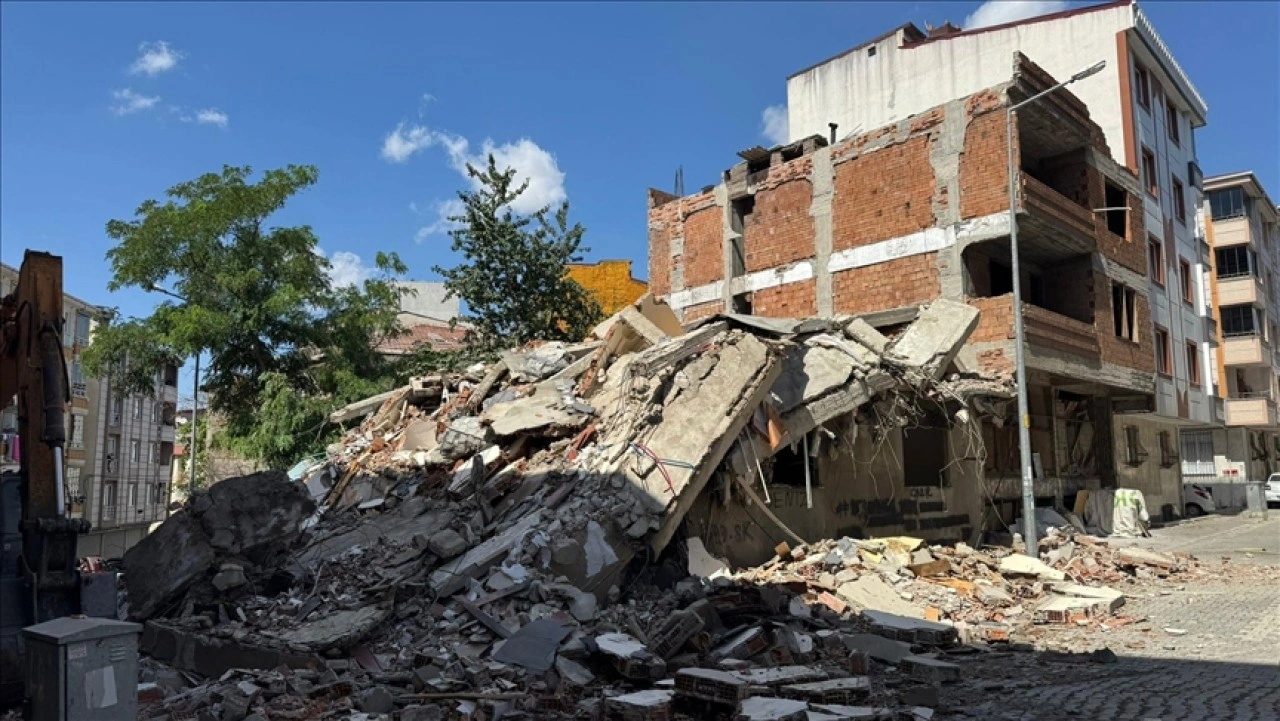 Esenyurt'ta yıkım sırasında kepçenin temas ettiği binanın çökmesi görüntülendi