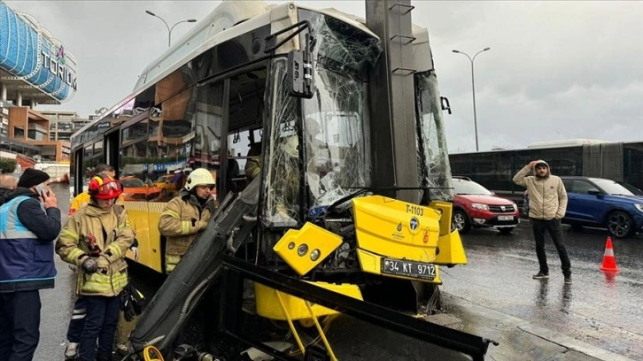 Esenyurt'ta İETT otobüsünün yön tabelası direğine çarpması sonucu 8 kişi yaralandı