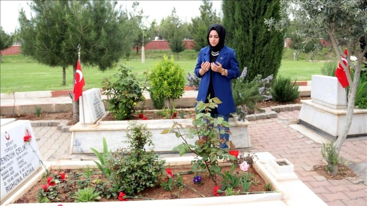 Eşinin şehadetinden sonra kendisini şehitlere adadı