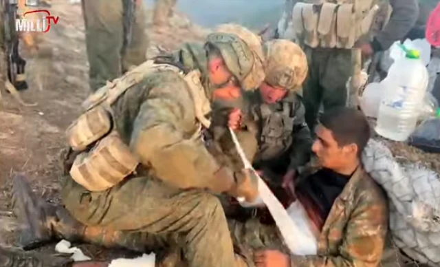 Esir Ermeni askerinin yarasını saran merhametli Azerbaycan askeri