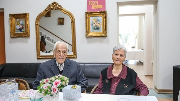Eşiyle huzurevinde yaşayan 93 yaşındaki öğretmen 17. kişisel resim sergisini açtı