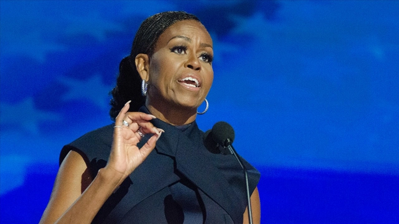 ABD eski BaÅŸkanı Obama'nın eÅŸi Michelle Obama, ülkenin kadın bir baÅŸkana hazır olmadığını söyledi