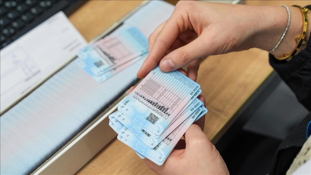 Eski tip ehliyetlerin yenilenmesi için tanınan süre bugün sona eriyor