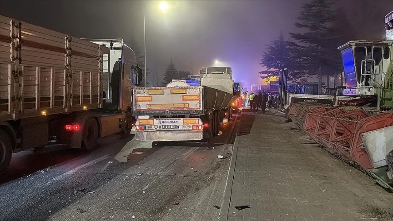 Eskişehir'de tır ile servis minibüsünün çarpışması sonucu 9 kişi yaralandı