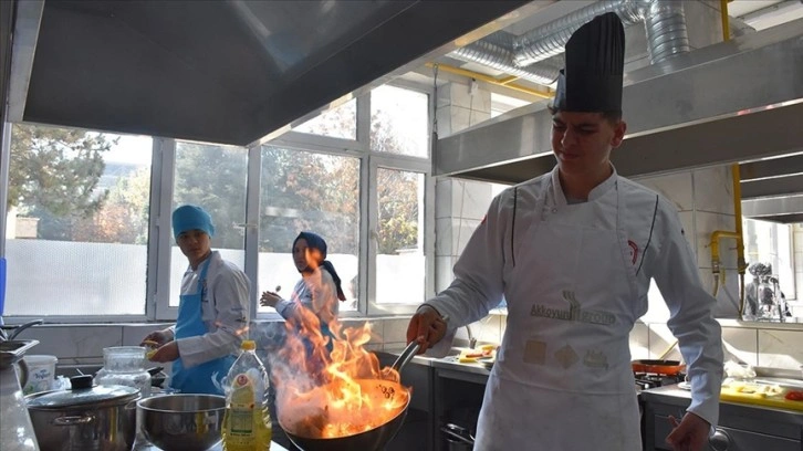 Eskişehir'de geleceğin şefleri, öğrenciler için yemek hazırlıyor