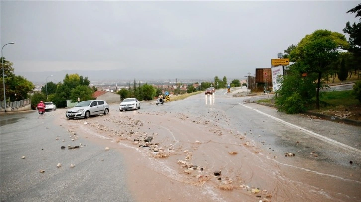 Eskişehir'de sağanak hayatı olumsuz etkiledi