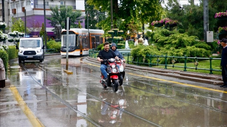 Eskişehir'de sağanak ve dolu yağışı hayatı olumsuz etkiledi