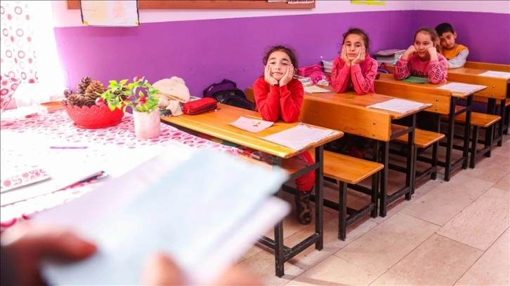 Eskişehir'deki öğrenciler depremzede akranlarına mektuplarıyla moral oldu