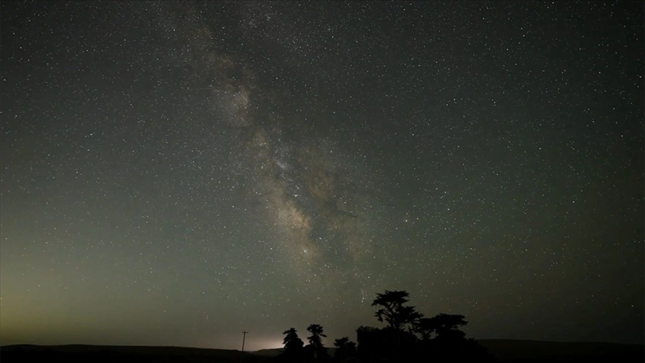 Eta Aquarid meteor yağmuru ile birlikte Samanyolu manzarası görüntülendi