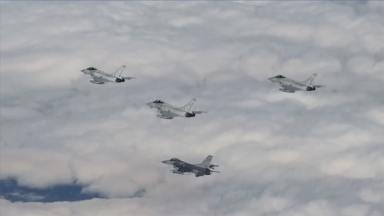 Eurofighter savaş uçaklarını Türk hava sahasında F-16'lar karşıladı