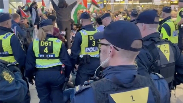 Eurovision'un düzenlendiği Malmö Arena önünde İsrail'i protesto edenlerden 10 kişi gözaltı