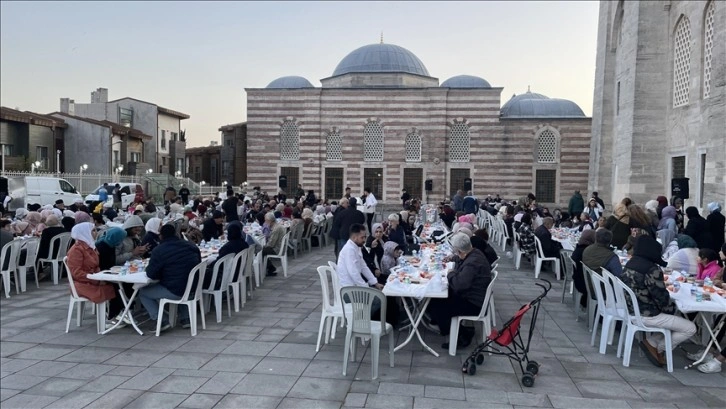 Ev Hanımları Platformu, İstanbul'un 3 ilçesinde iftar verdi