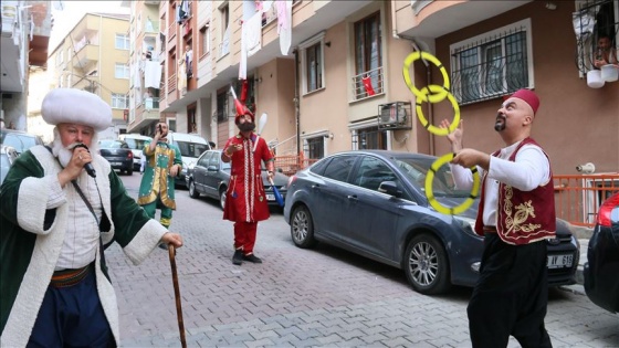 "Evde kal" günlerinde sokaklarda tiyatro yapıyorlar