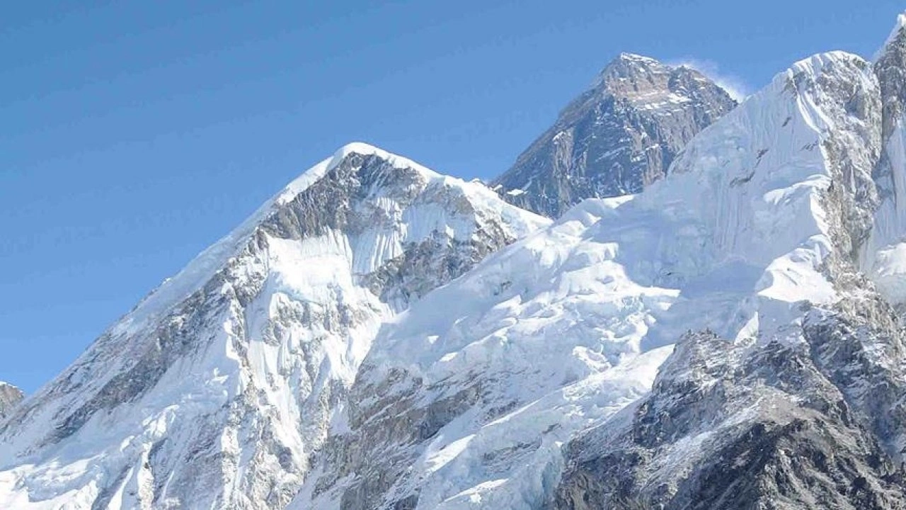 Everest'te dağcılar 18-19 Mayıs'taki zirve tırmanışına hazırlanıyor