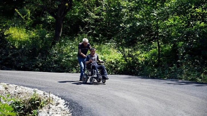 Eviyle ana yol arasındaki bölüm asfaltlanan engelli vatandaş hayata bağlandı