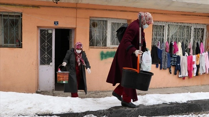 Evlerini temizledikleri yaşlılara moral verip hayır dualarını alıyorlar