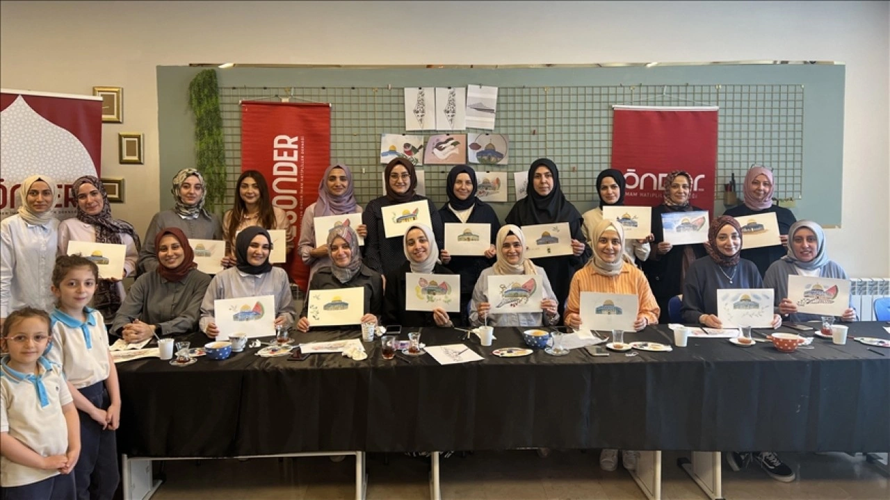 Eyüpsultan'daki öğretmenlerden Gazze'ye resimli destek