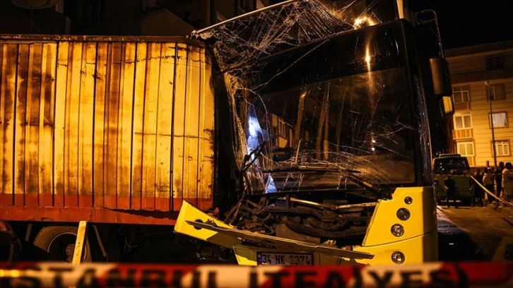 Eyüpsultan’da İETT otobüsü park halindeki 17 araca çarptı