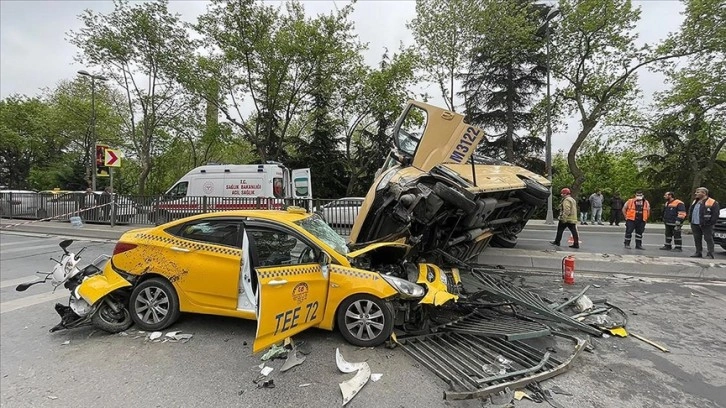 Eyüpsultan'da minibüsün taksinin üstüne çıktığı kazada 7 kişi yaralandı