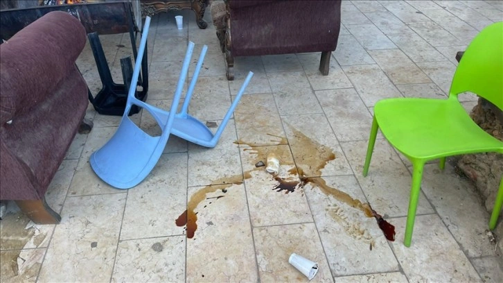 Fanatik Yahudi yerleşimciler Filistinli aktivistin evine saldırdı, İsrail askerleri izledi