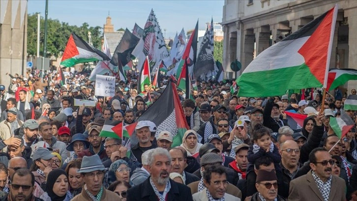 Fas'ta binlerce kişi İsrail'in Gazze'ye saldırılarının durdurulması talebiyle gösteri