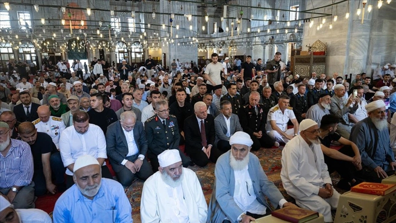 Fatih Camisi'nde 15 Temmuz şehitleri için hatim programı düzenledi