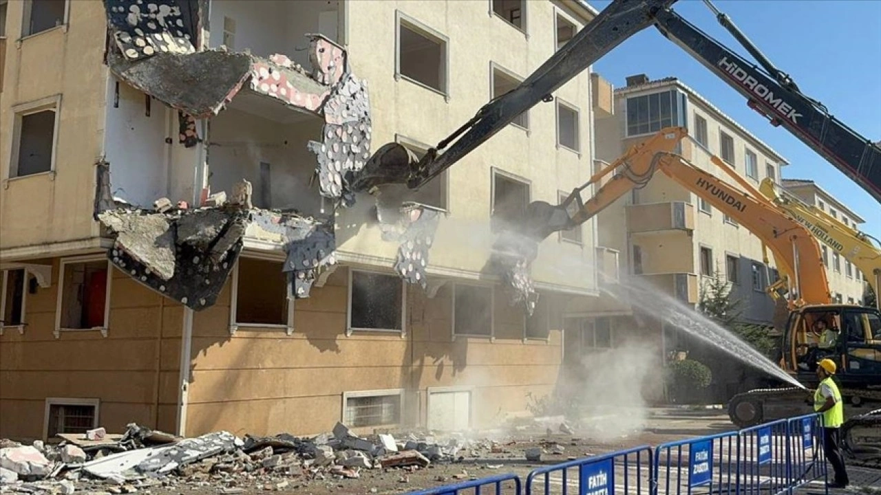 Fatih'te 11 binadan oluşan 33 yıllık sitenin yıkımına başlandı