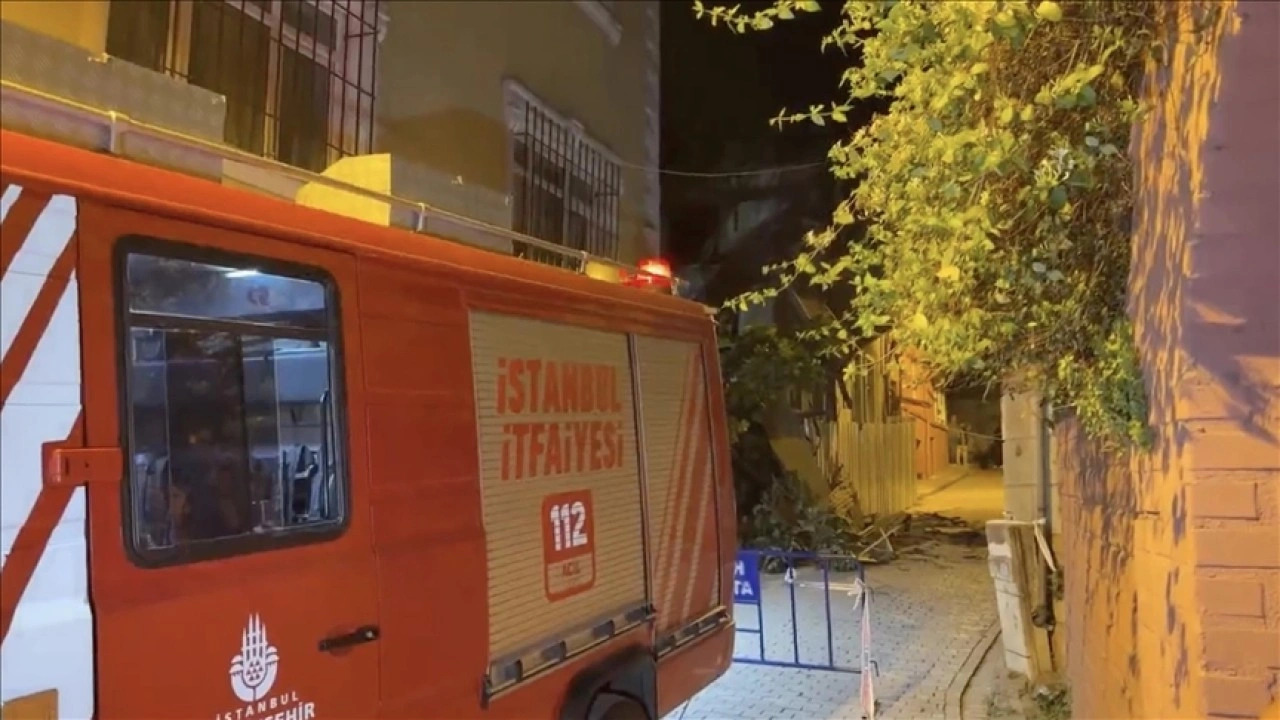 Fatih'te iki katlı metruk bina çöktü