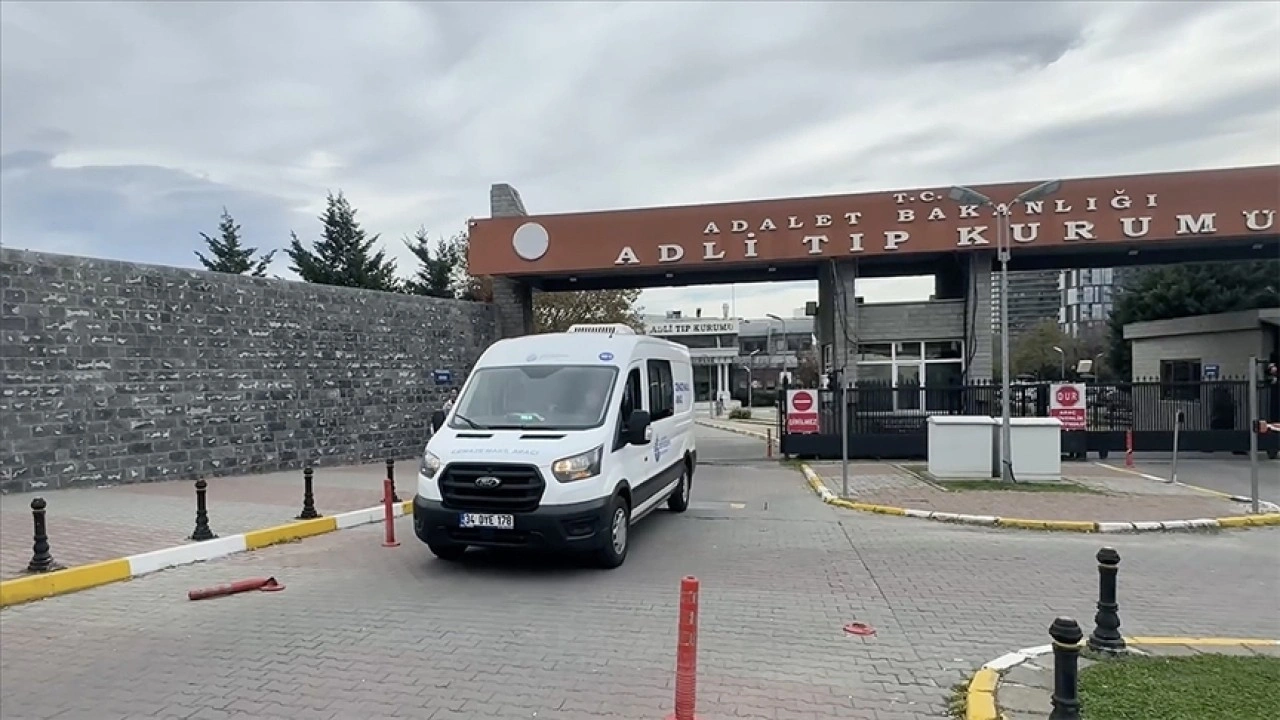 Fatih'te zehirlenme şüphesiyle tedavi gördüğü hastanede ölen Servet Böcek'in cenazesi tesl