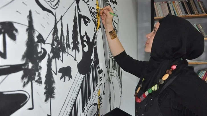 Fatma öğretmen okul ve kurum duvarlarını resimlerle süslüyor