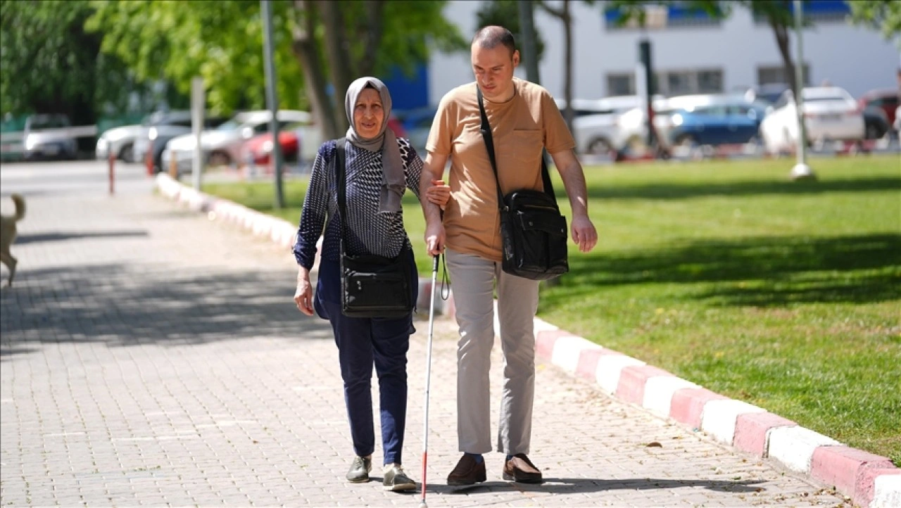 Fedakar anne görme engelli oğlunun elini 39 yıldır bırakmıyor