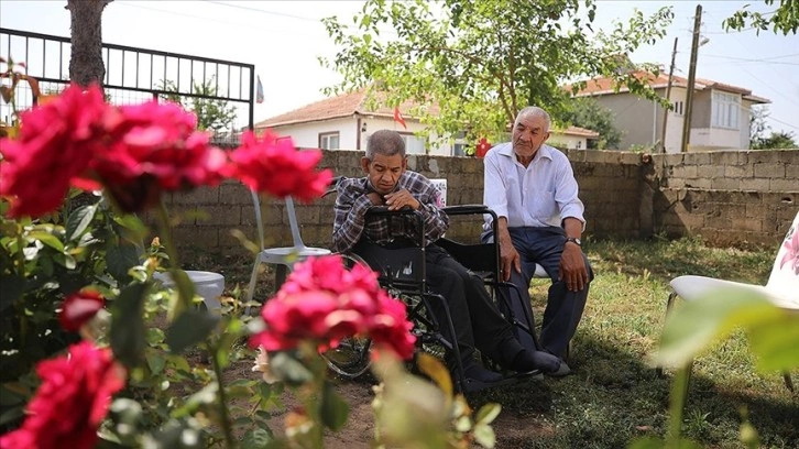 Fedakar baba engelli oğluna gözü gibi bakıyor