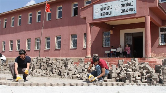 Fedakar öğretmenler okullarını güzelleştirmek için kazma kürek çalışıyor