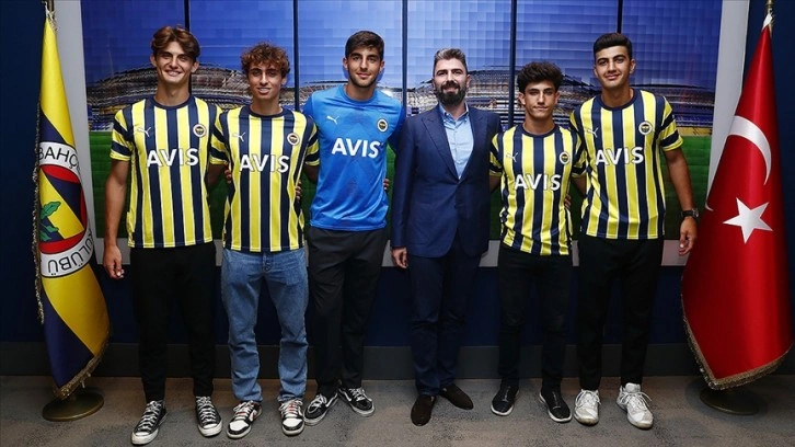 Fenerbahçe, 5 genç futbolcuyla profesyonel sözleşme imzaladı