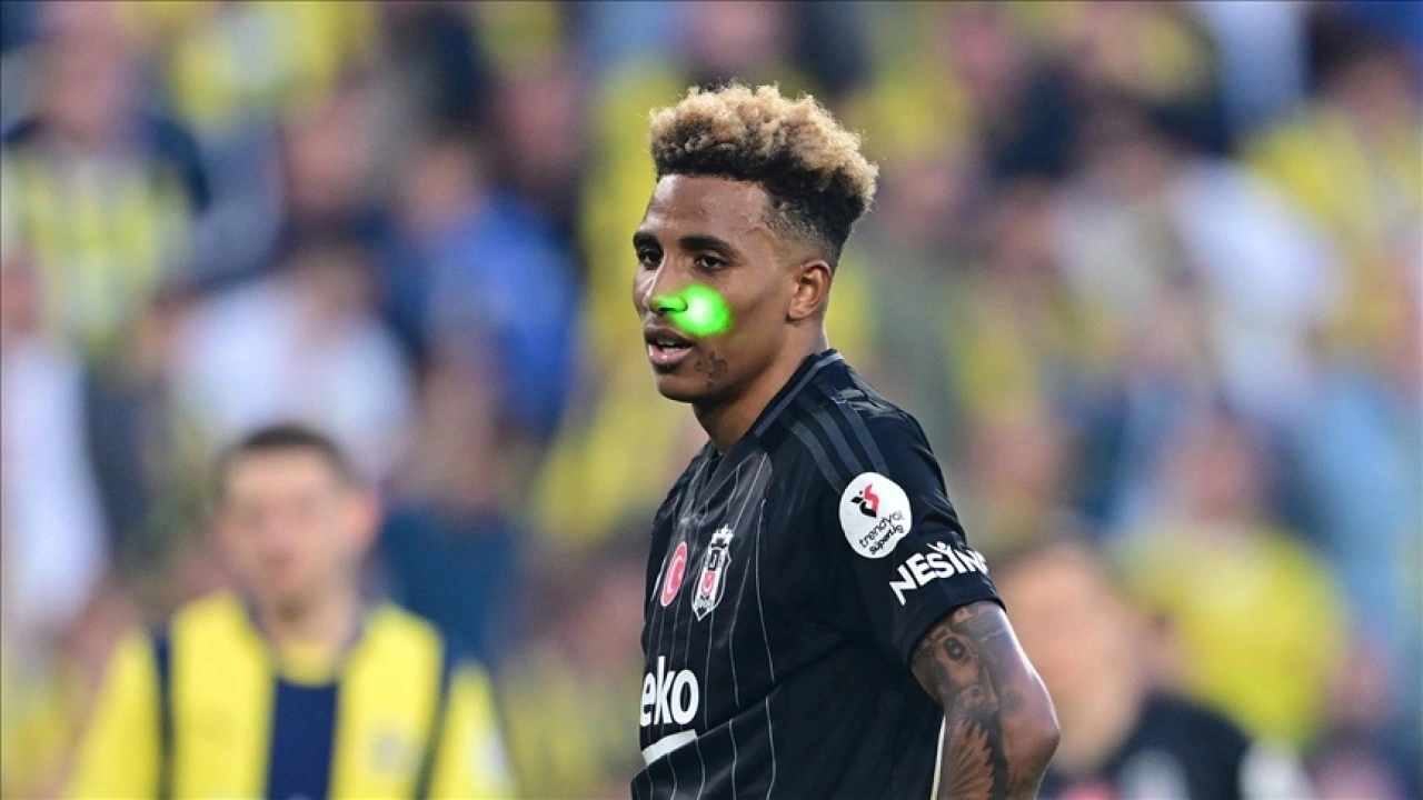 Fenerbahçe-Beşiktaş derbisinde futbolcuya lazer tutan taraftara spordan men cezası