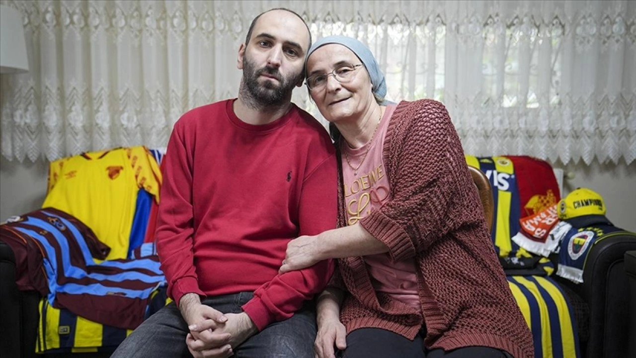 Fenerbah&ccedil;e taraftarı otizmli gencin futbol sevgisi forma koleksiyonuna d&ouml;n&uuml;şt&uuml;