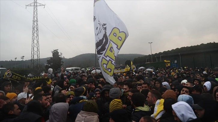 Fenerbahçe taraftarı, Riva'da TFF'yi protesto etti