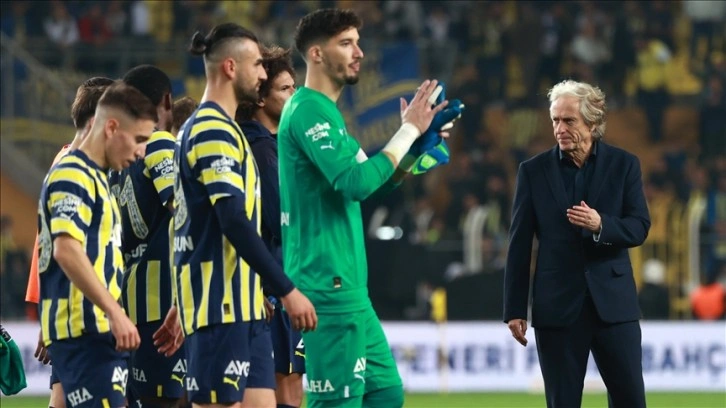 Fenerbahçe'de Jorge Jesus ve futbolcular 100 kız öğrenciye burs verecek