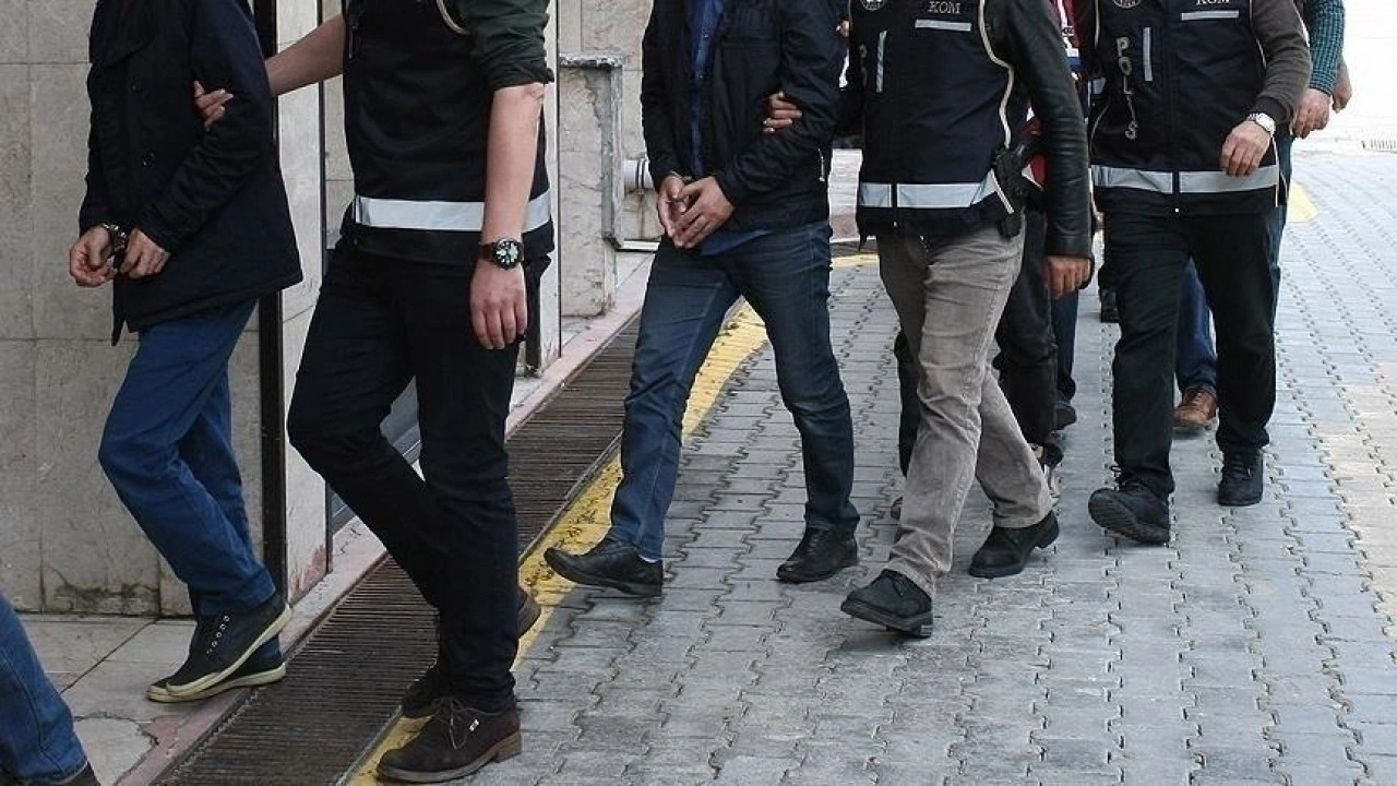 FETÖ'ye yönelik İzmir merkezli operasyonda yakalanan 13 şüpheli tutuklandı